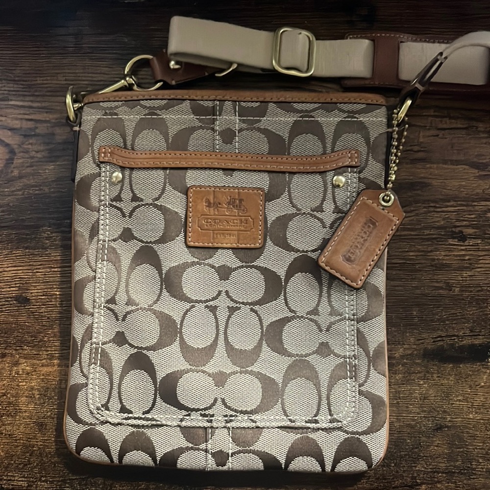 Coach crossbody. Zipper closure. Front open pocket.